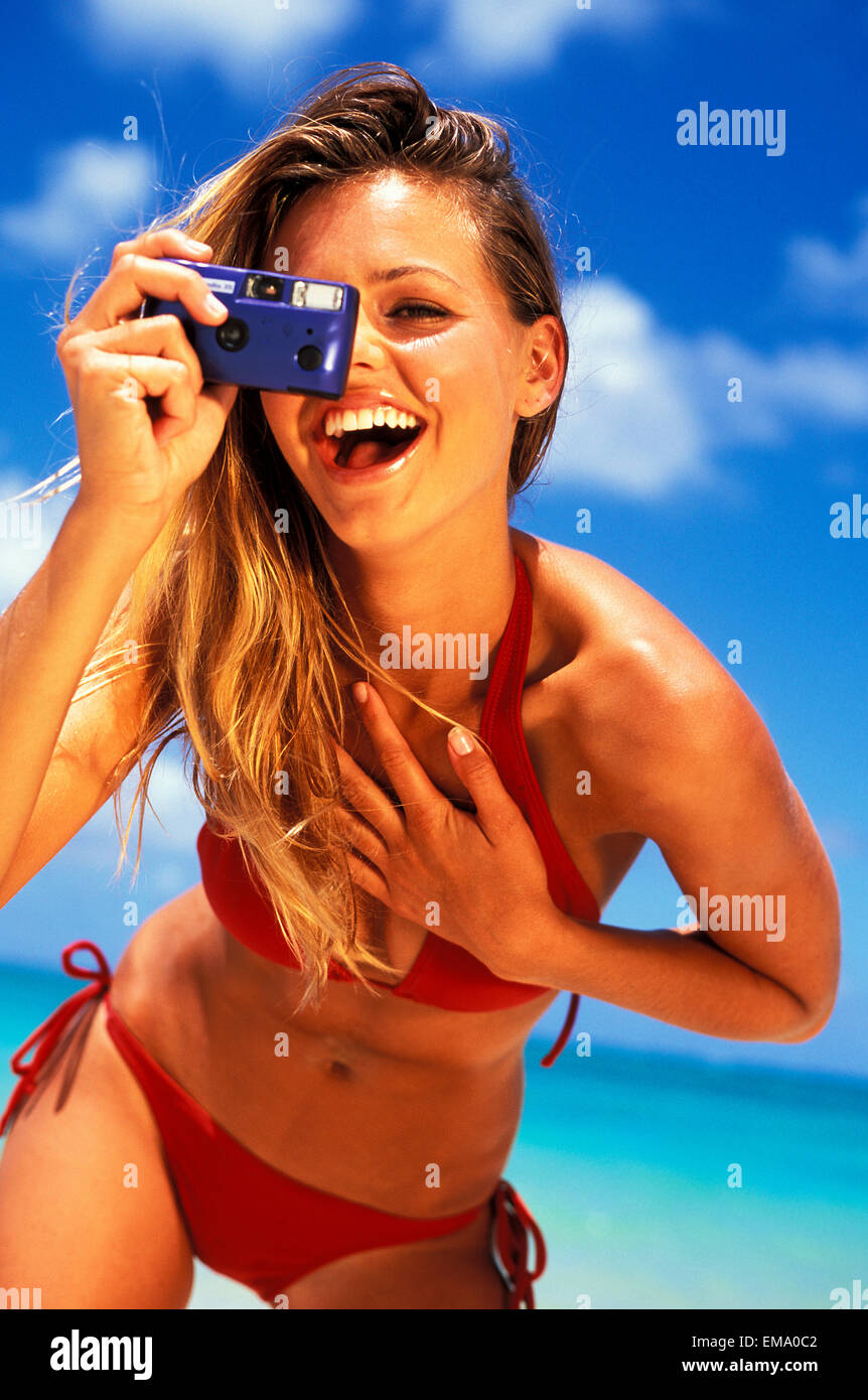 scat teen Hawaii, Teen ragazza in posa con una videocamera avente divertente scattare  foto in spiaggia Foto stock - Alamy