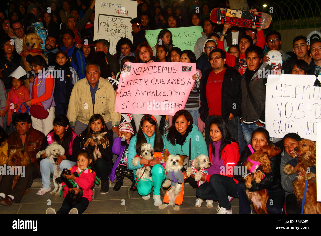 La Paz, Bolivia, 17 aprile 2015. I diritti degli animali gli attivisti prima a marzo per chiedere al governo di approvare le leggi che proteggono gli animali da abuso e la tratta di esseri umani e di aumentare le pene per coloro che sono giudicati colpevoli di crudeltà verso gli animali. Marche ha avuto luogo in diverse città in tutto il paese, in parte in reazione ad un caso recente a Cochabamba (dove una donna è stata filmata da un vicino di appendere il suo cane e la lapidazione a morte dopo la morte di due dei suoi polli) che ha causato sdegno. Credito: James Brunker/Alamy Live News Foto Stock