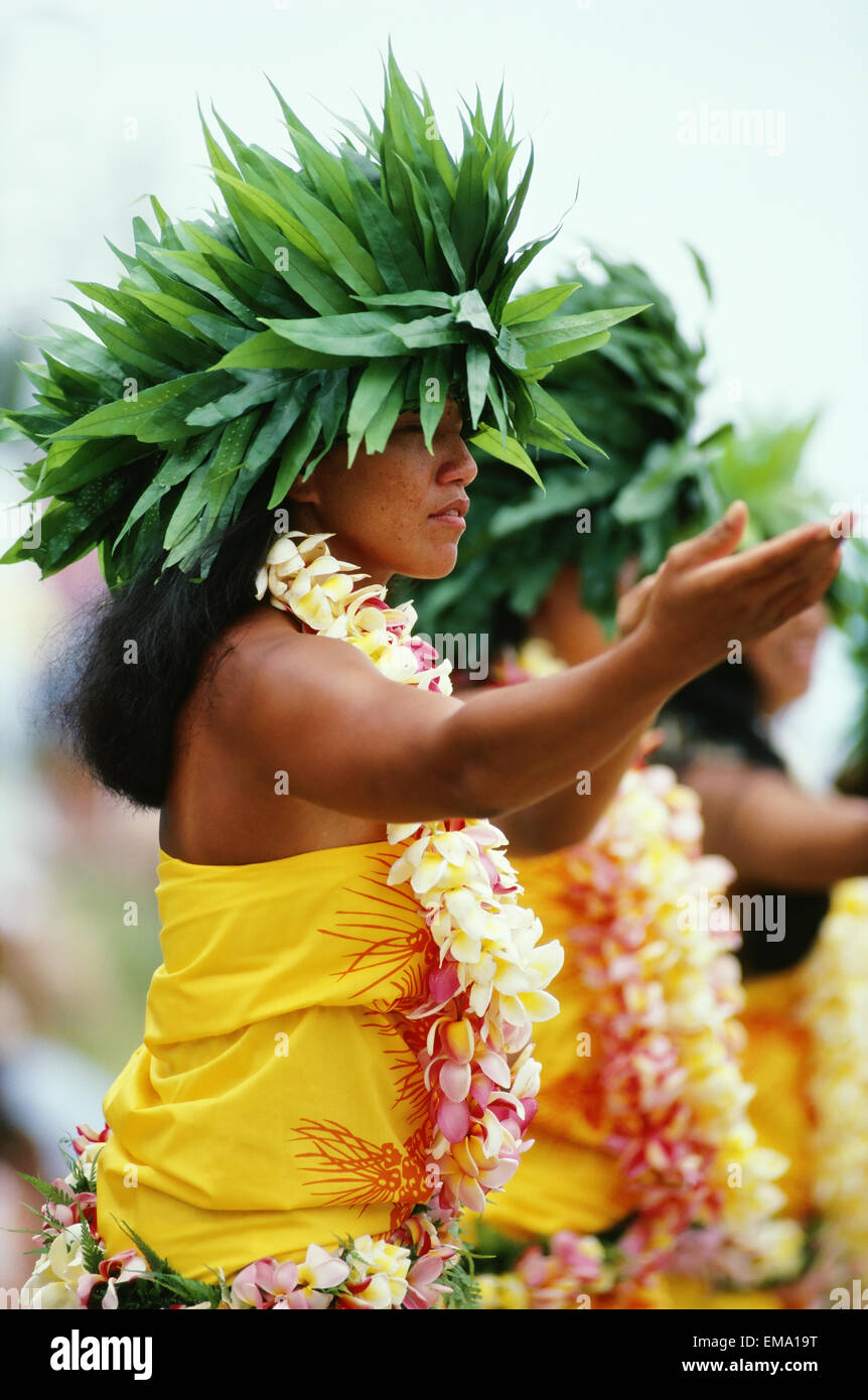 Polinesia francese, Bor Bora, Tahitian ballerini in Costume nativo, pianta verde Headresses. Foto Stock