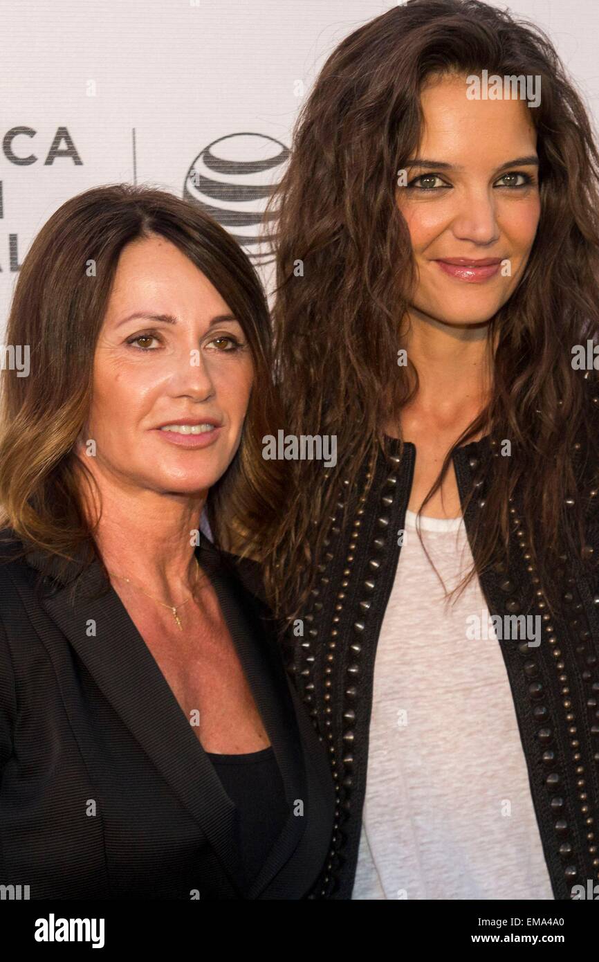 New York, NY, STATI UNITI D'AMERICA. Xvii Apr, 2015. Nadia Comaneci, Katie Holmes presso gli arrivi per cortocircuiti Programma: essere se stessi lo screening a Tribeca Film Festival 2015, Regal Battery Park Stadium 11, New York, NY Aprile 17, 2015. Credito: Patrick Cashin/Everett raccolta/Alamy Live News Foto Stock