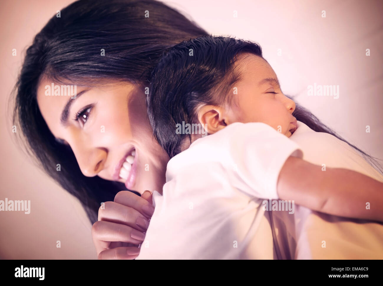 Closeup ritratto di carino piccolo bambino dorme sulla spalla delle madri, felice giovane famiglia amorevole, nuovo concetto di vita Foto Stock