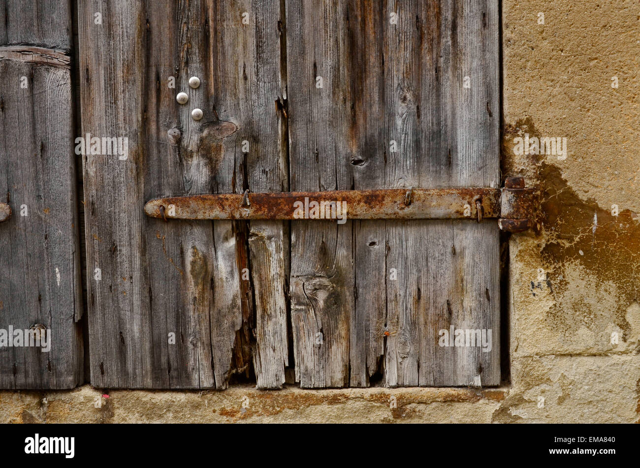 Dettaglio di una porta di legno con cerniere arrugginito in Lourmarin, Francia. Foto Stock