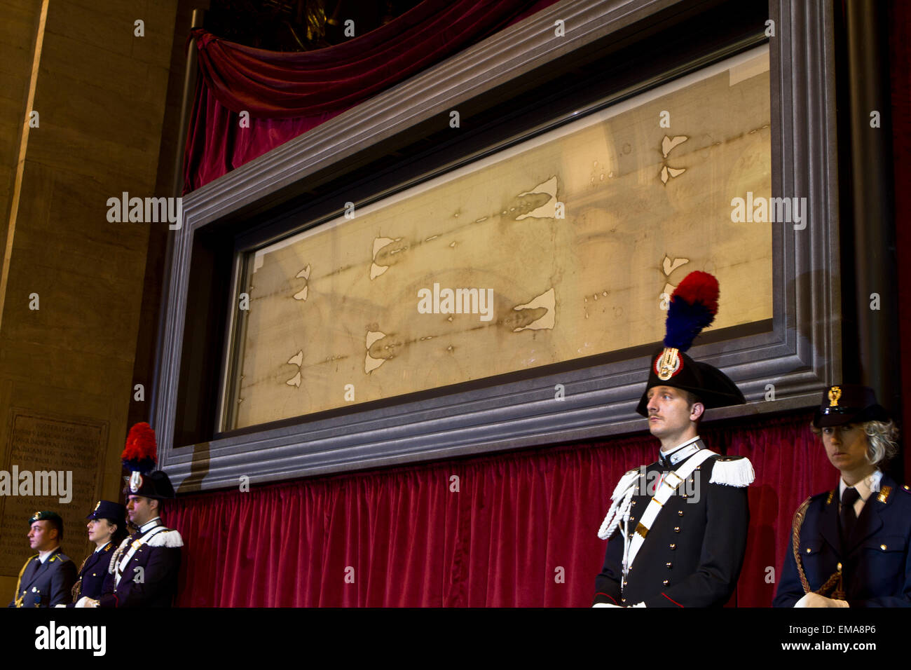 Torino, Italia. Il 18 aprile 2015. Il 2015 Ostensione della Sindone di Torino comincia nel Duomo di Torino, Italia. La sindone di Torino è un panno di lino con l'immagine di un uomo. È considerato un importante reliquia dai cristiani che credono che sia il convogliatore di sepoltura di Gesù portando la sua immagine dopo la crocifissione. Foto Stock