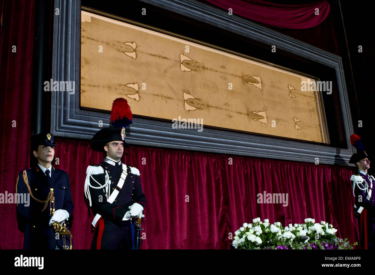 Torino, Italia. Il 18 aprile 2015. Il 2015 Ostensione della Sindone di Torino comincia nel Duomo di Torino, Italia. La sindone di Torino è un panno di lino con l'immagine di un uomo. È considerato un importante reliquia dai cristiani che credono che sia il convogliatore di sepoltura di Gesù portando la sua immagine dopo la crocifissione. Foto Stock
