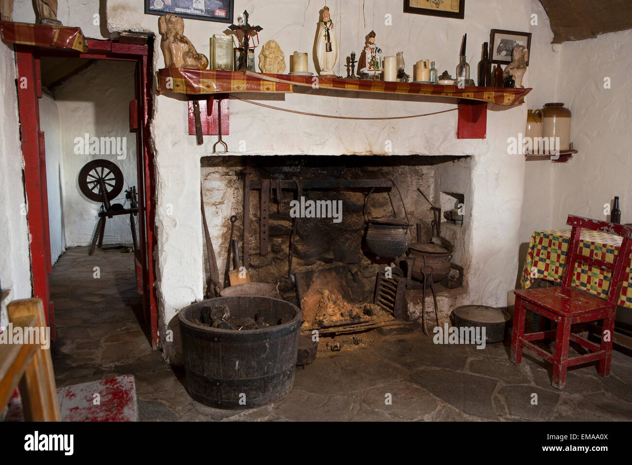 Irlanda, Co Galway, Connemara Heritage & History Center, Dan O'Hara's cottage camino Foto Stock