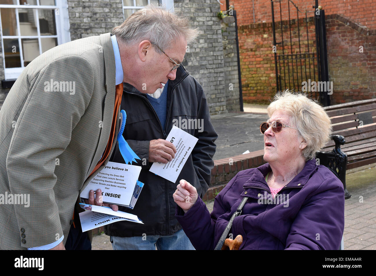 Billericay, Regno Unito. 18 Aprile, 2015. Nella corsa alle elezioni generali, John Baron, prospective MP per Basildon e Billericay incontra e saluta i suoi costituenti in Billericay High Street in Essex. Credito: Gordon Scammell/Alamy Live News Foto Stock
