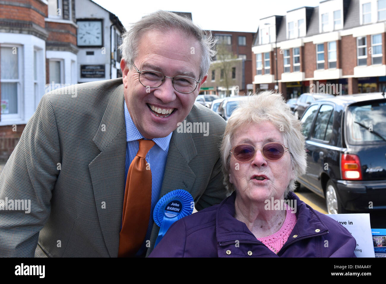 Billericay, Regno Unito. 18 Aprile, 2015. Nella corsa alle elezioni generali, John Baron, prospective MP per Basildon e Billericay incontra e saluta i suoi costituenti in Billericay High Street in Essex. Credito: Gordon Scammell/Alamy Live News Foto Stock