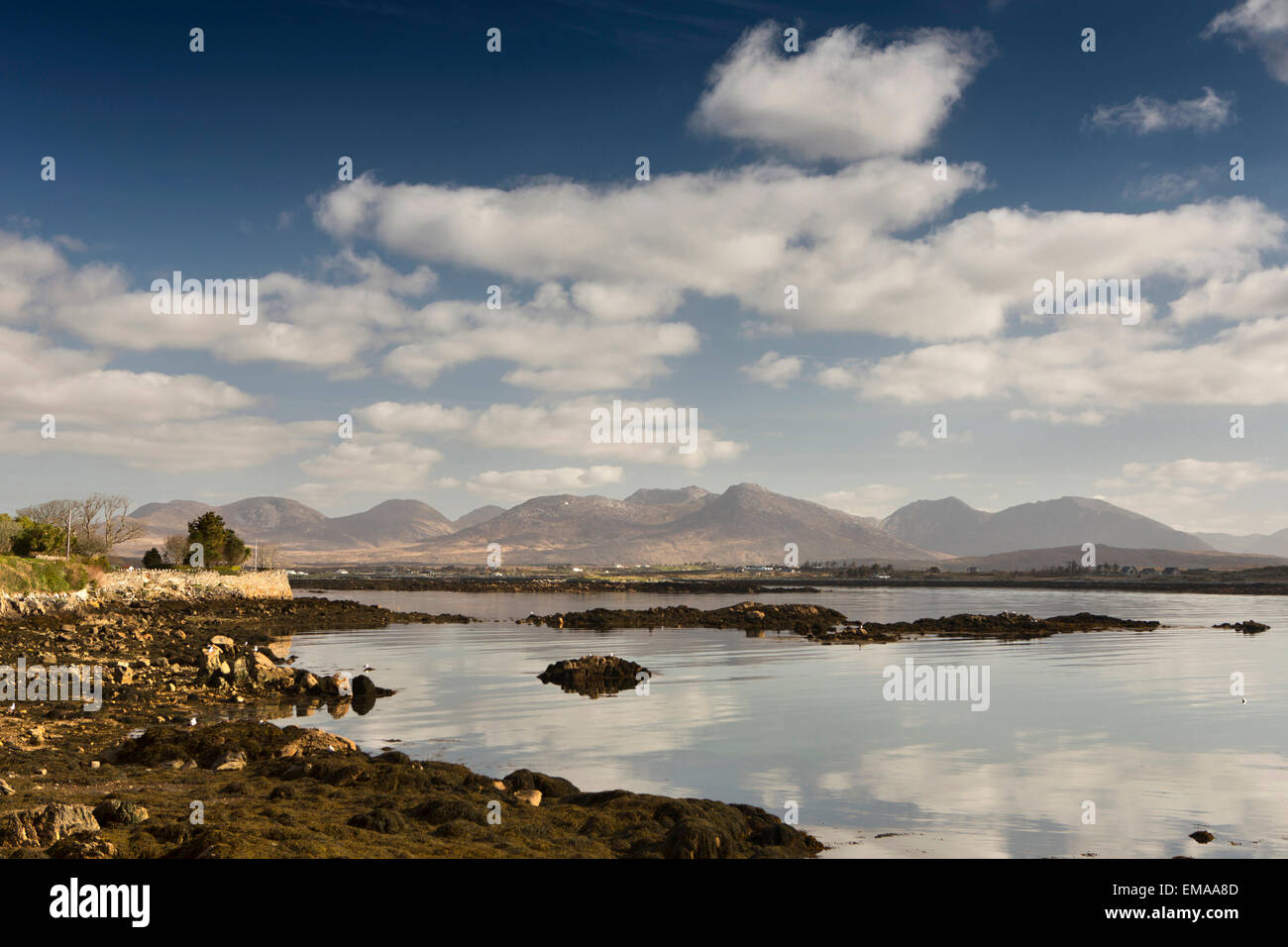 Irlanda, Co Galway, Connemara, Roundstone, vista su Inishnee e il Twelve Bens Foto Stock