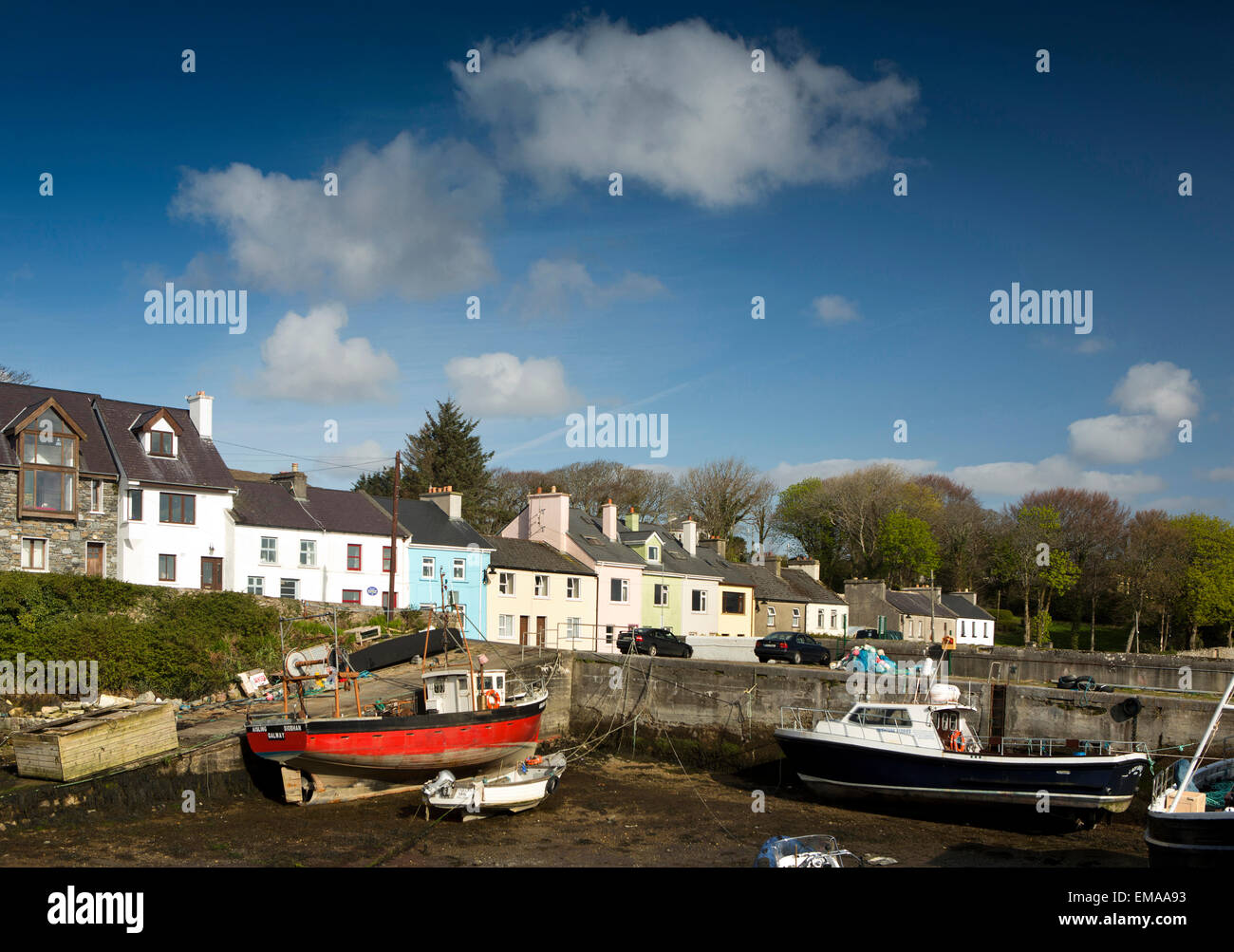 Irlanda, Co Galway, Connemara, Roundstone village, la pesca in barca ormeggiata in porto Foto Stock
