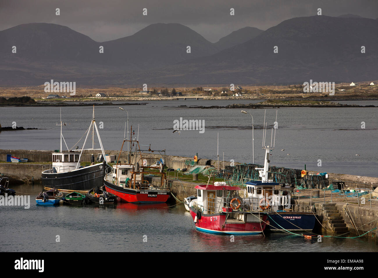 Irlanda, Co Galway, Connemara, Roundstone village, barche da pesca ormeggiate nel porto Foto Stock