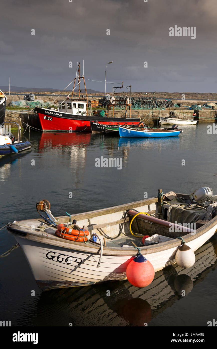 Irlanda, Co Galway, Connemara, Roundstone village, barche da pesca ormeggiate nel porto Foto Stock