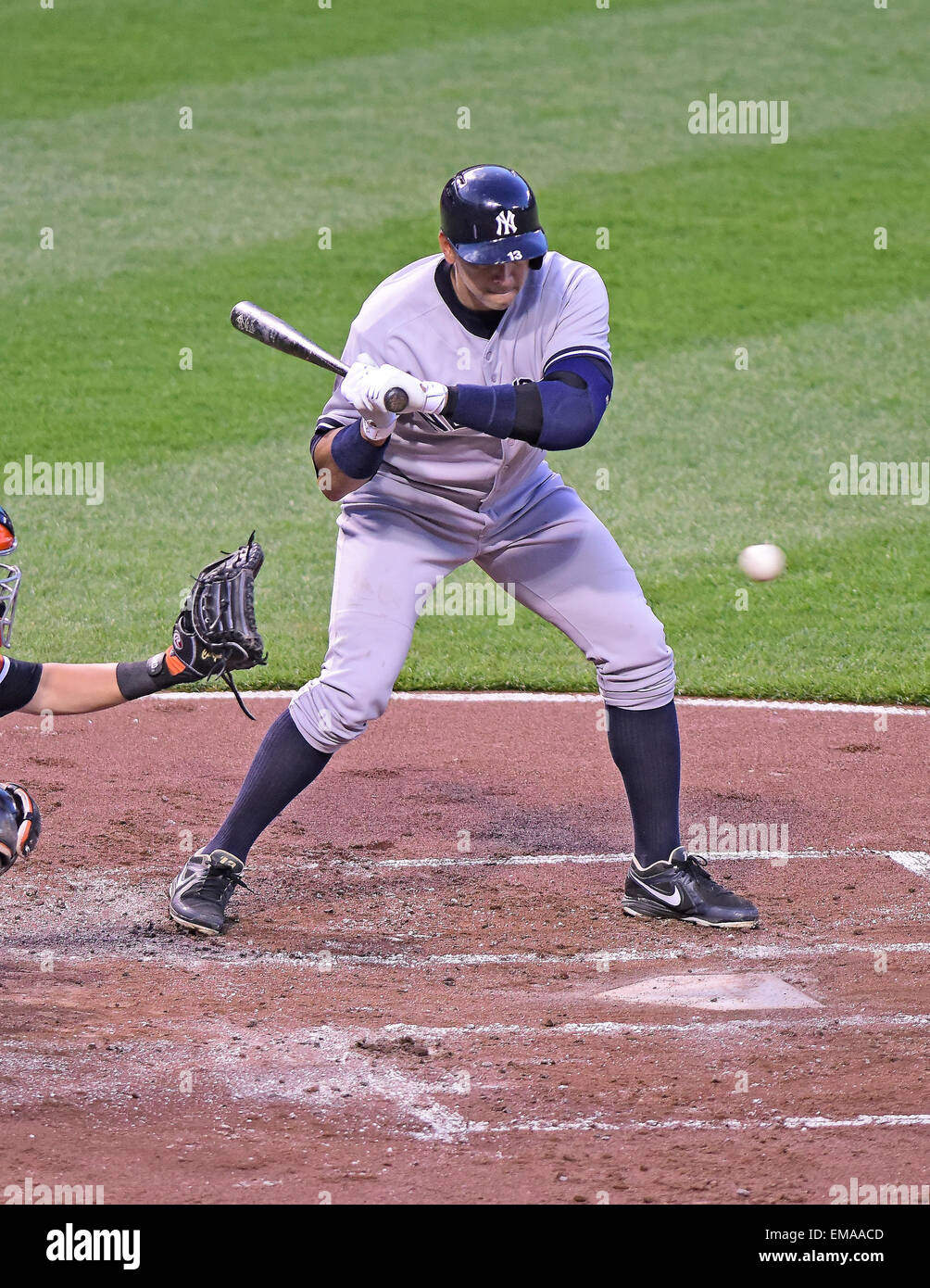 New York Yankees terzo baseman Alex Rodriguez (13) pipistrelli nel secondo inning contro i Baltimore Orioles a Rigogolo Park a Camden Yards a Baltimora, MD Lunedì, 13 aprile 2015. Credito: Ron Sachs/CNP (restrizione: NO New York o New Jersey o giornali quotidiani nel raggio di 75 miglia da New York City) Foto Stock