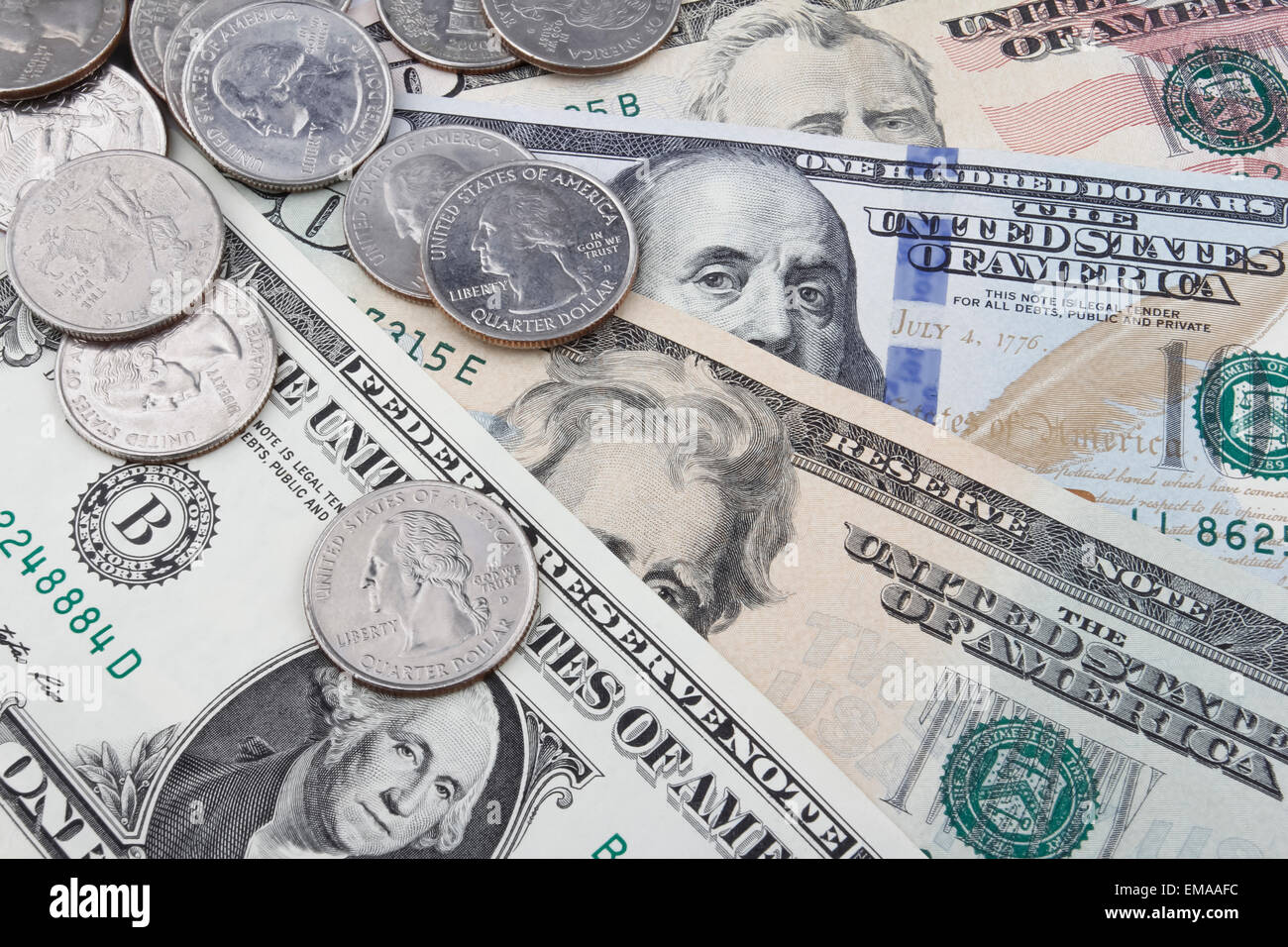 Dollaro statunitense (USD) banconote e monete, monete nell'angolo superiore sinistro. Foto Stock