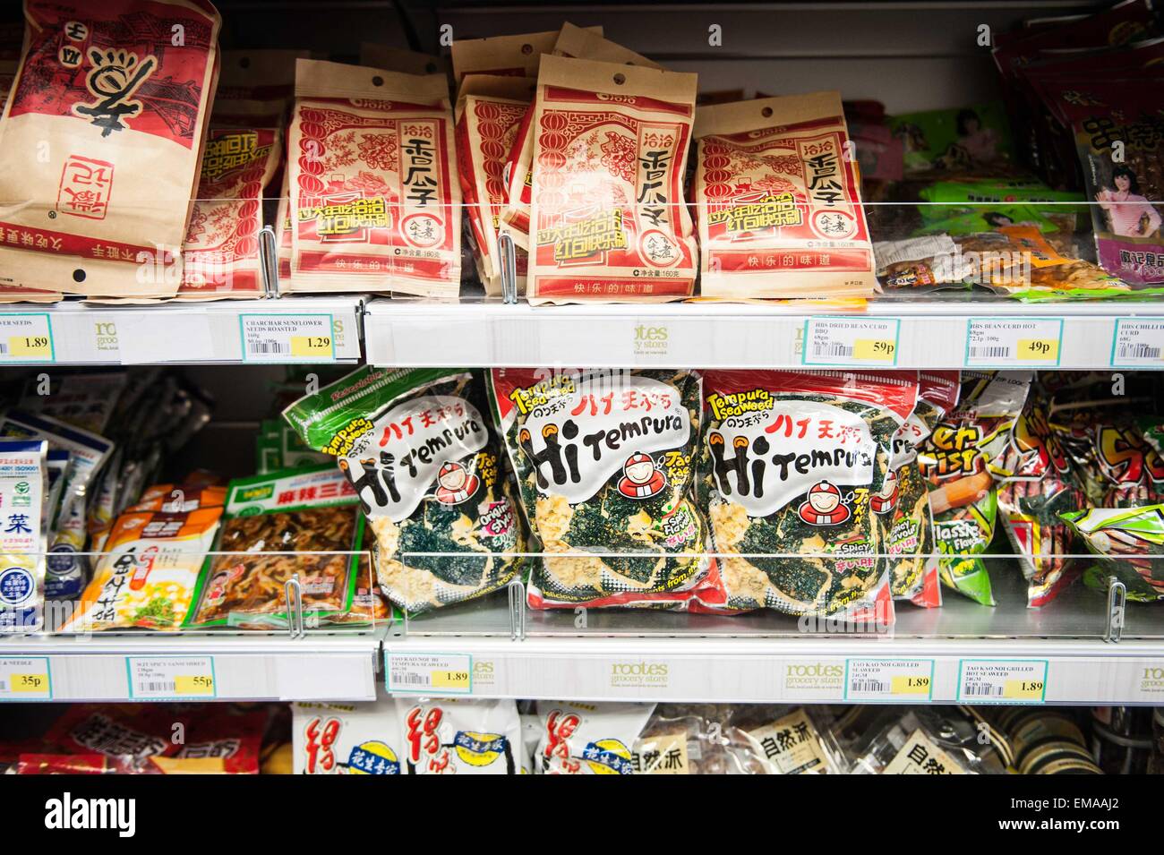 Esteri imballaggio alimentare sui ripiani della Università di Warwick supermercato Foto Stock