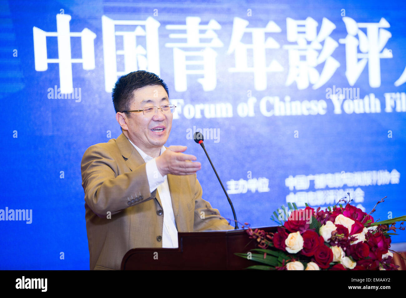 Pechino, Cina. Xviii Apr, 2015. Zhang Wei, segretario generale della China Film di critica della società, indirizzi il Forum della gioventù cinese Critici Cinematografici durante il quinto Beijing International Film Festival (BJIFF) a Pechino, capitale della Cina, 18 aprile 2015. © Zhang Cheng/Xinhua/Alamy Live News Foto Stock