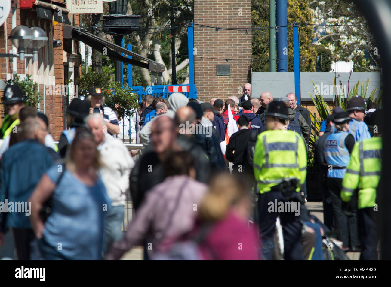 Solihull, West Midlands, Regno Unito. 18 Aprile, 2015. L'EDL - English Defense League raccogliere in Solihull centro città con una grande polizia prescence mantenendoli e varie anti-facist gruppi di protesta a prescindere. Credito: Simon Yates/Alamy Live News Foto Stock