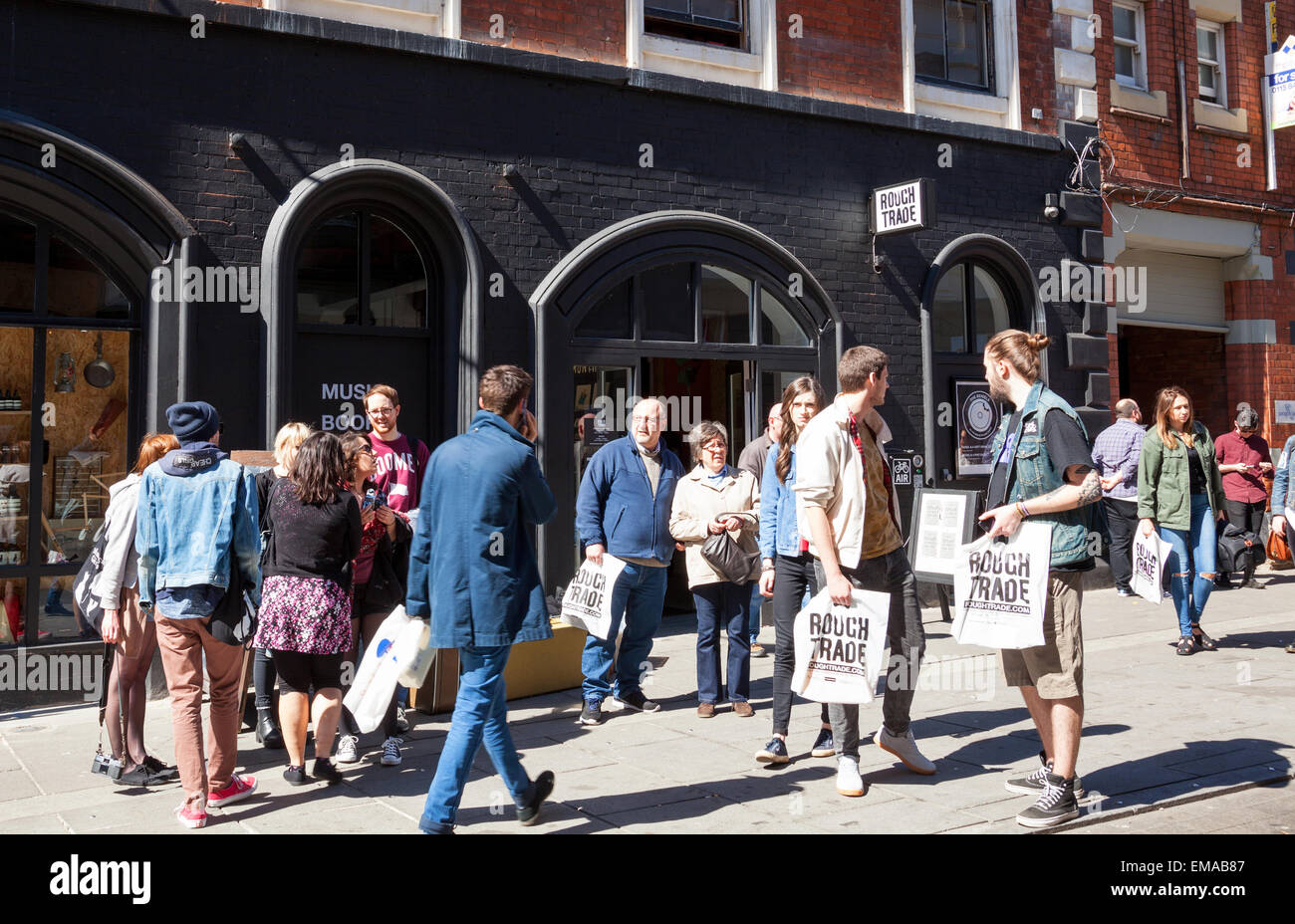 Broad Street, Hockley, Nottingham, Regno Unito. Il 18 aprile 2015. La folla fuori della Rough Trade record store nel quartiere creativo di Nottingham per l'ottava edizione del Record Store Day. Questo è un giorno ogni anno da record indipendenti negozi e artisti celebrare la musica , edizione limitata in vinile e CD rilascia lungo i prodotti promozionali sono realizzati esclusivamente per questa giornata e artisti di tutto il mondo fanno le apparizioni speciali e spettacoli. Credito: Mark Richardson/Alamy Live News Foto Stock