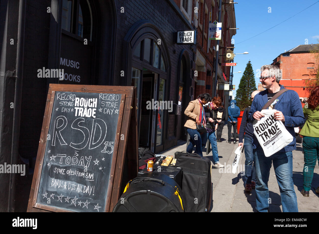 Broad Street, Hockley, Nottingham, Regno Unito. Il 18 aprile 2015. La folla fuori della Rough Trade record store nel quartiere creativo di Nottingham per l'ottava edizione del Record Store Day. Questo è un giorno ogni anno da record indipendenti negozi e artisti celebrare la musica , edizione limitata in vinile e CD rilascia lungo i prodotti promozionali sono realizzati esclusivamente per questa giornata e artisti di tutto il mondo fanno le apparizioni speciali e spettacoli. Credito: Mark Richardson/Alamy Live News Foto Stock