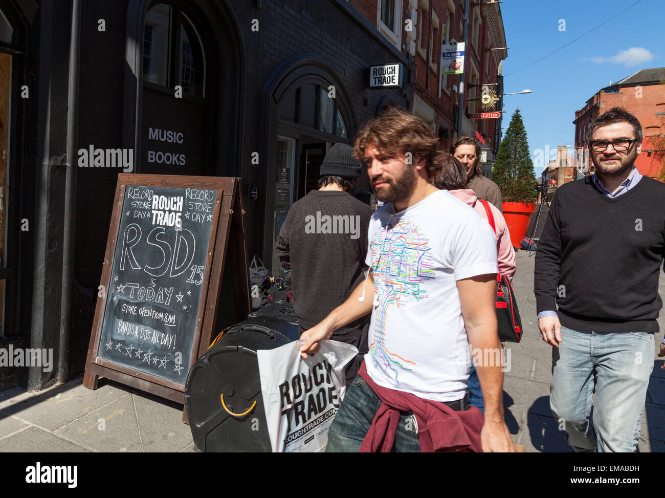 Broad Street, Hockley, Nottingham, Regno Unito. Il 18 aprile 2015. La folla fuori della Rough Trade record store nel quartiere creativo di Nottingham per l'ottava edizione del Record Store Day. Questo è un giorno ogni anno da record indipendenti negozi e artisti celebrare la musica , edizione limitata in vinile e CD rilascia lungo i prodotti promozionali sono realizzati esclusivamente per questa giornata e artisti di tutto il mondo fanno le apparizioni speciali e spettacoli. Credito: Mark Richardson/Alamy Live News Foto Stock
