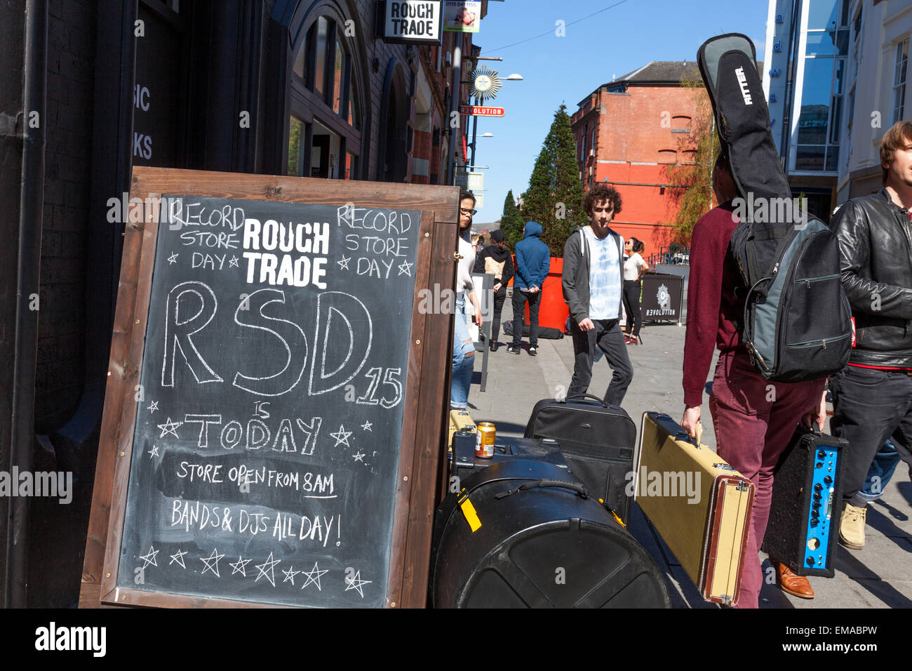 Broad Street, Hockley, Nottingham, Regno Unito. Il 18 aprile 2015. La folla fuori della Rough Trade record store nel quartiere creativo di Nottingham per l'ottava edizione del Record Store Day. Questo è un giorno ogni anno da record indipendenti negozi e artisti celebrare la musica , edizione limitata in vinile e CD rilascia lungo i prodotti promozionali sono realizzati esclusivamente per questa giornata e artisti di tutto il mondo fanno le apparizioni speciali e spettacoli. Credito: Mark Richardson/Alamy Live News Foto Stock