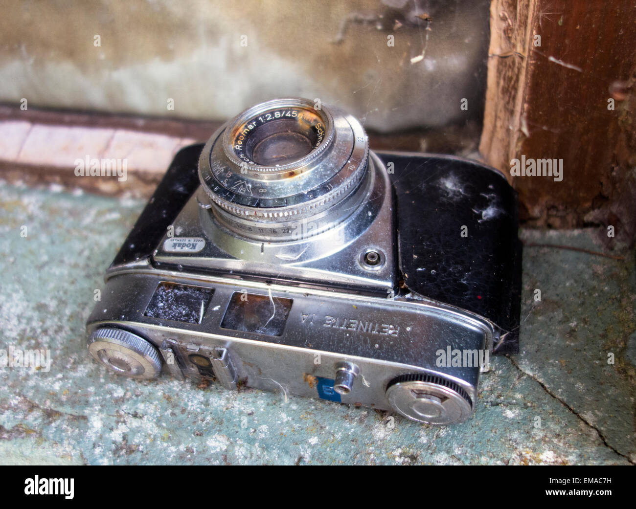 Un trascurato vecchie e arrugginite Retinette Kodak fotocamera da 35mm Foto Stock