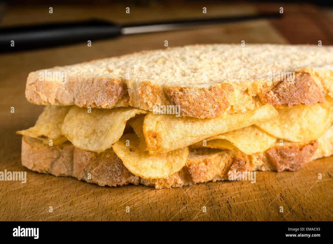 Una delizia gourmet - un croccante di patate (chip) sandwich Foto Stock