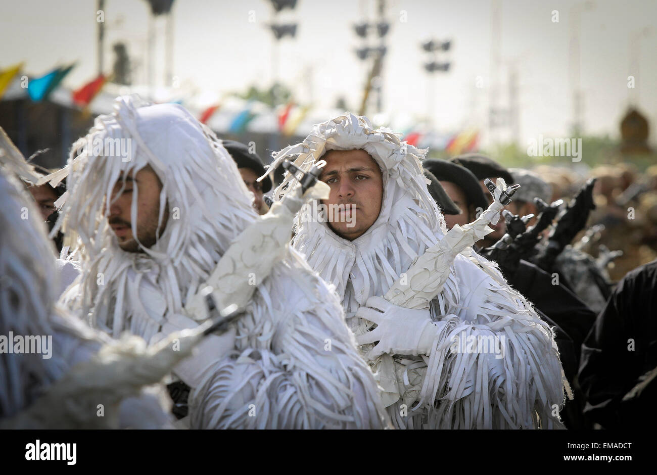 Tehran, Iran. Xviii Apr, 2015. Soldati iraniani prendere parte all'esercito parata del giorno a Tehran, Iran, il 18 aprile 2015. Diverse unità dell esercito iraniano in scena cortei in una cerimonia per mostrare le ultime iraniano conquiste militari. © Ahmad Halabisaz/Xinhua/Alamy Live News Foto Stock