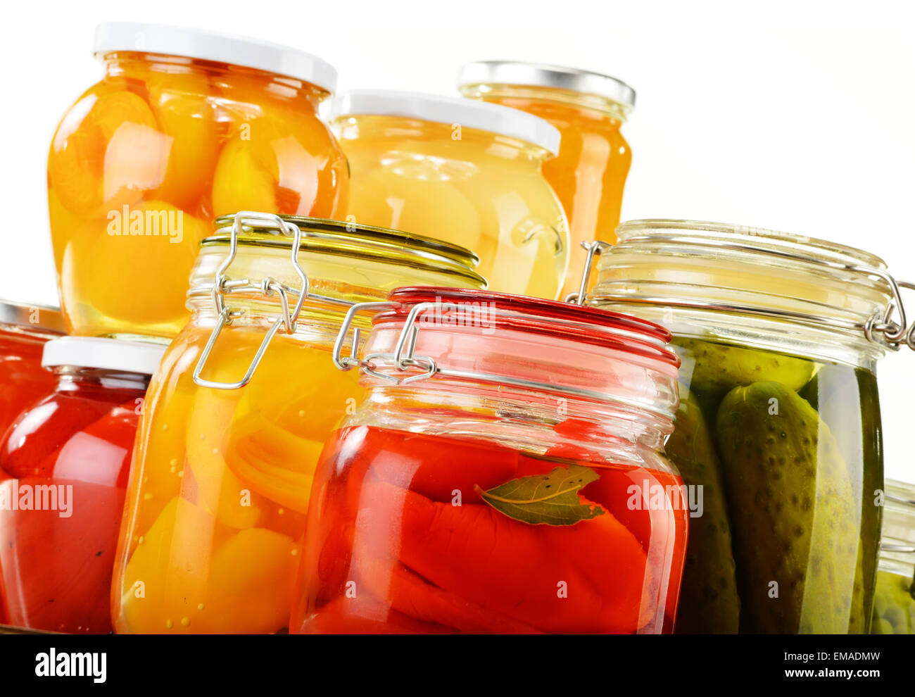 I vasetti con verdure sottaceto, fruttato confetture e marmellate isolati su sfondo bianco. Conserve Alimentari Foto Stock