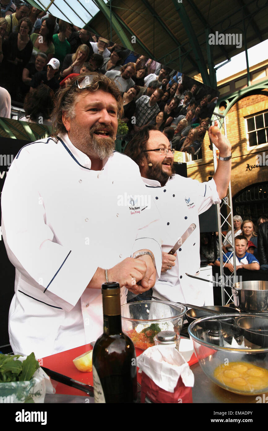 Chef TV La Hairy Bikers Simon King (anteriore) e David Myers cottura in Covent Garden di Londra Foto Stock