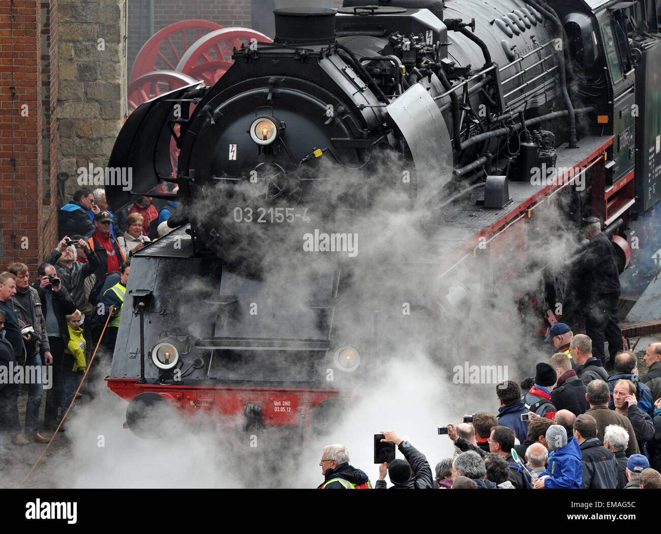 Dresden, Germania. Xviii Apr, 2015. I visitatori al settimo Dresden motore a vapore Festival guarda una serie build 03 locomotiva a Dresda, Germania, 18 aprile 2015. A Dresda, 6 motori di costruire serie 01 sono in mostra per due giorni. Foto: MATTHIAS HIEKEL/dpa/Alamy Live News Foto Stock