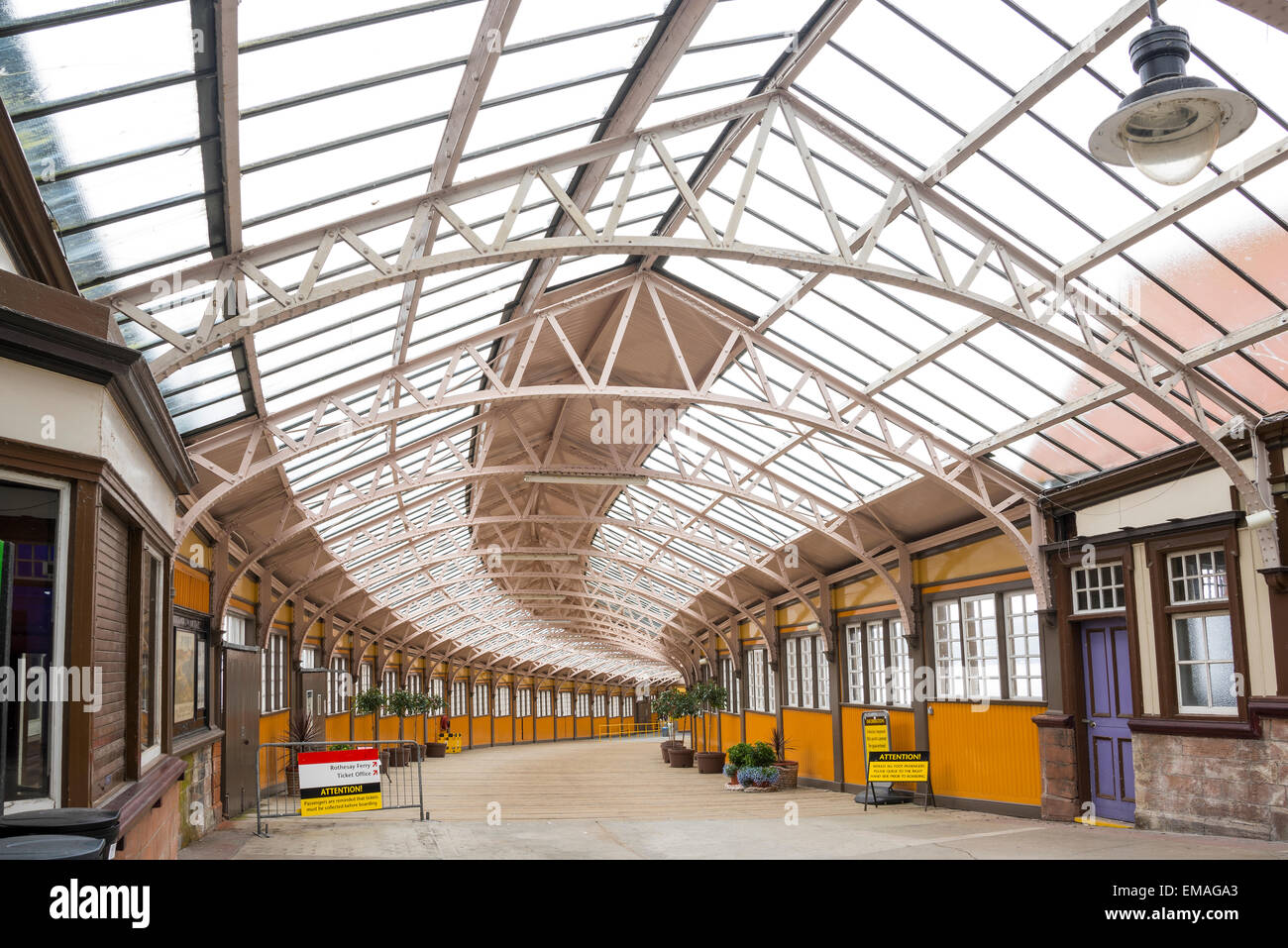 Rampa che conduce al Isle of Bute ferry a Wemyss Bay stazione ferroviaria Foto Stock