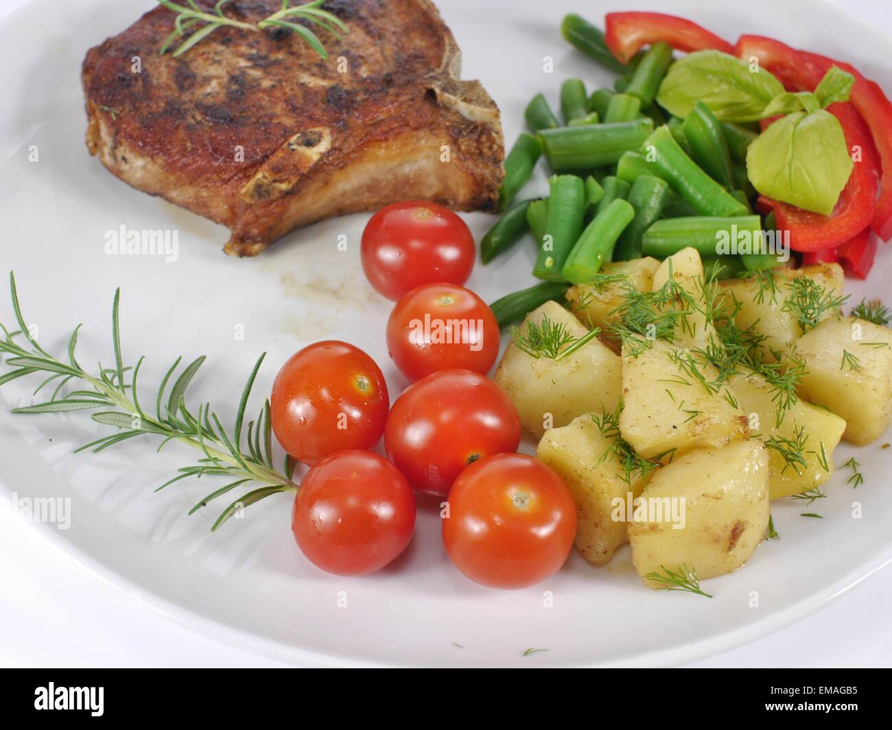 La carne dalla griglia con verdure sulla piastra Foto Stock