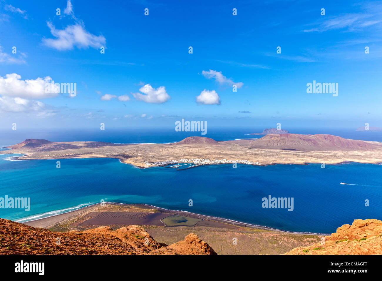 L'isola di La Graciosa e il porto di Caleta del Sebo preso dal Mirador del Rio, un famoso punto di vista su Lanzarote, th Foto Stock