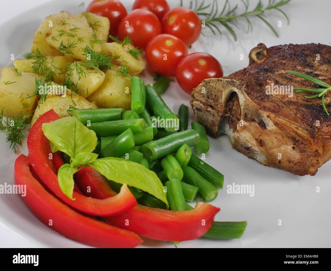 La carne dalla griglia con verdure sulla piastra Foto Stock