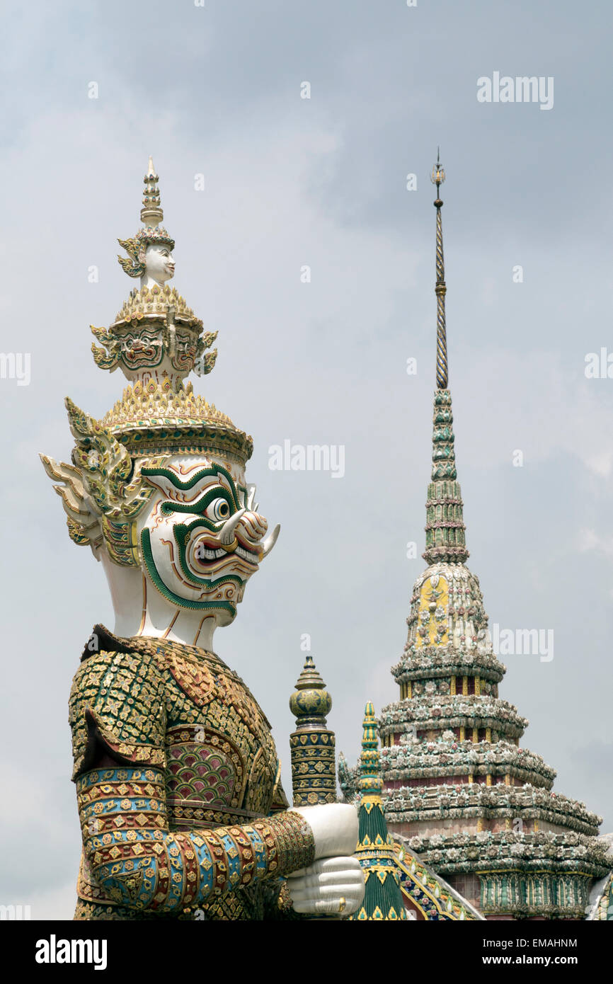 Statua di demone entro il Grand Palace di Bangkok Foto Stock