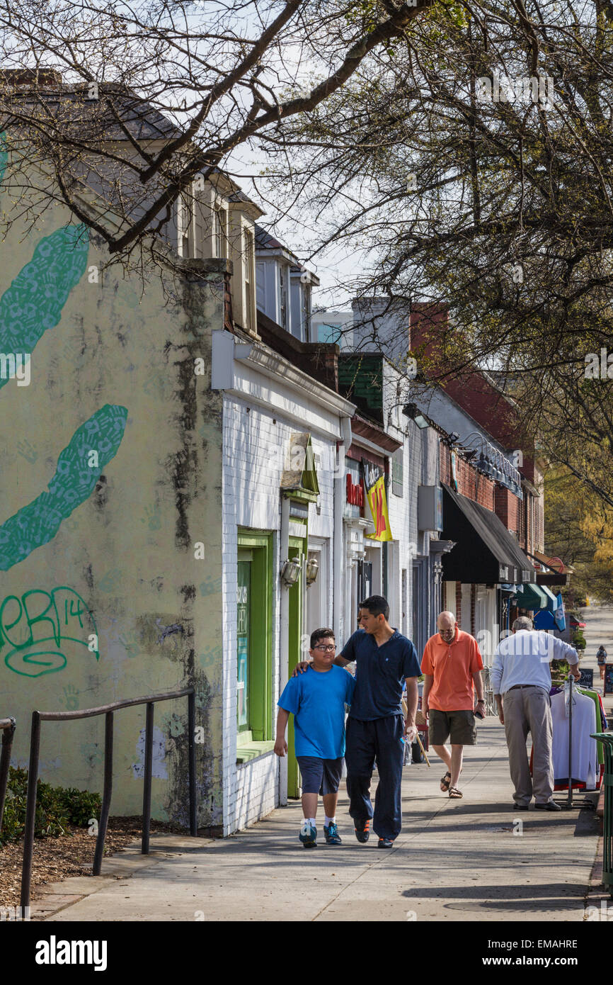 Gli amanti dello shopping in Franklin Street, quartiere degli affari di Chapel Hill, North Carolina. Foto Stock