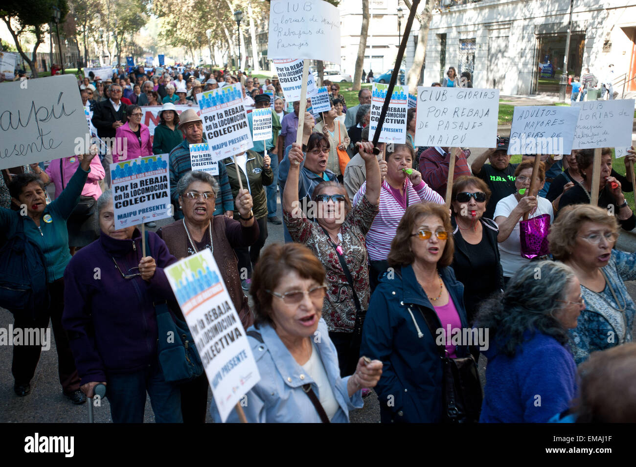 Santiago del Cile. Xviii Apr, 2015. Persone tengono cartelloni durante il 'Marco di canne', convocata da organizzazioni di anziani nella città di Santiago del Cile, il 18 aprile 2015. Il mese di marzo si è tenuto a soddisfare la richiesta di velocità ridotta del trasporto pubblico accesso per tutti gli anziani del paese, secondo gli organizzatori. © Jorge Villegas/Xinhua/Alamy Live News Foto Stock