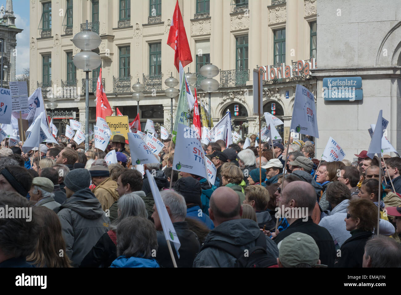 Monaco di Baviera, Germania - 18 Aprile 2015: manifestanti giro in vigore per protestare TTIP trattativa commerciale, gli scambi e gli investimenti transatlantici di partenariato, a Monaco di Baviera in Germania. Foto Stock