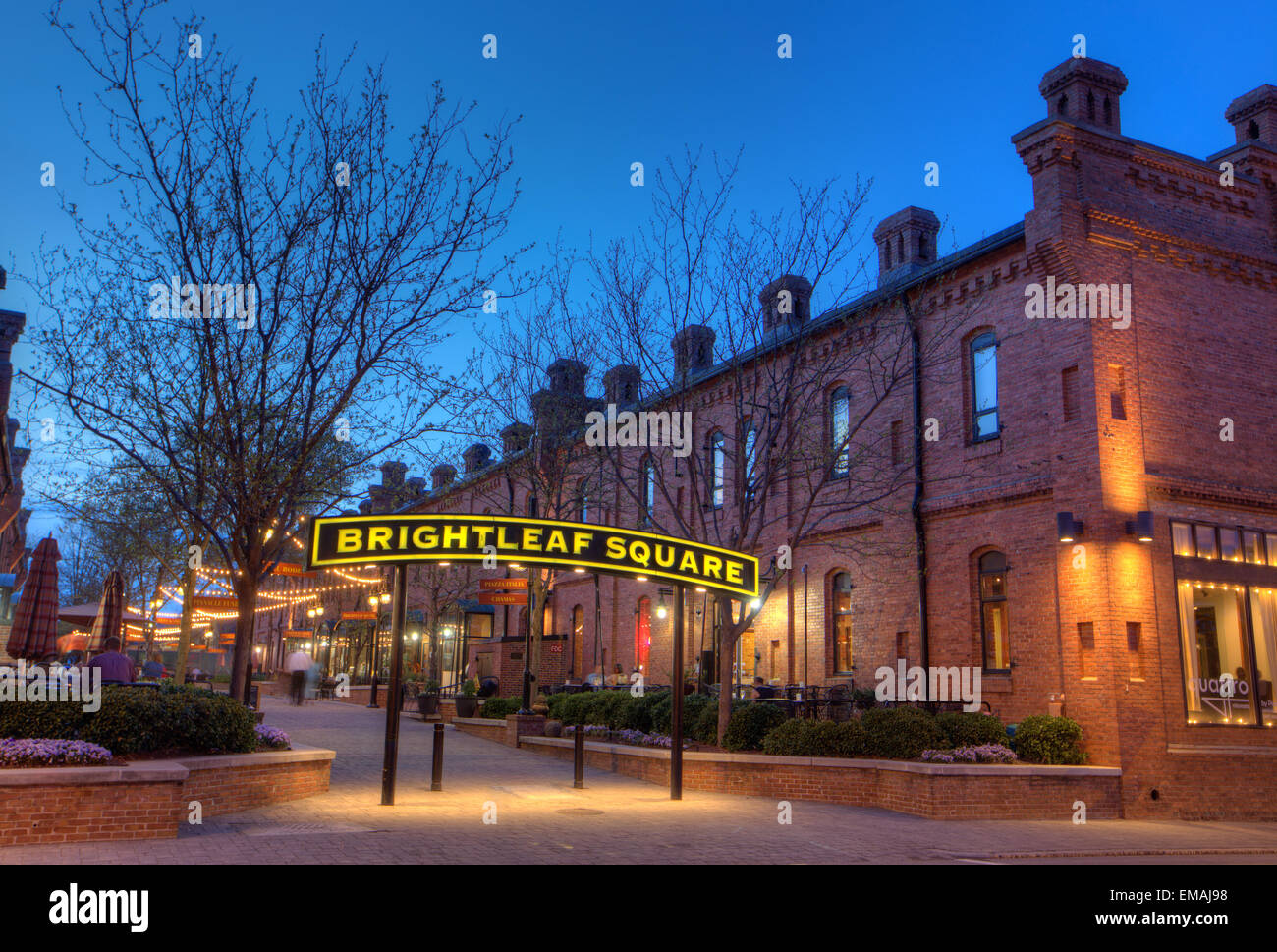Brightleaf Square, ex magazzini del tabacco trasformato in esercizi di vendita al dettaglio, Durham, North Carolina. Foto Stock Brightleaf Square, ex magazzini del tabacco trasformato in esercizi di vendita al dettaglio, Durham, North Carolina. Foto Stock