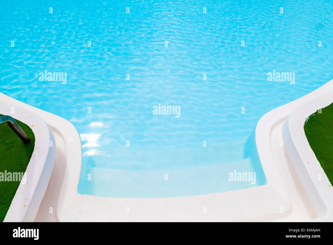 Ingresso della piscina con acqua limpida e pavimenti blu Foto Stock