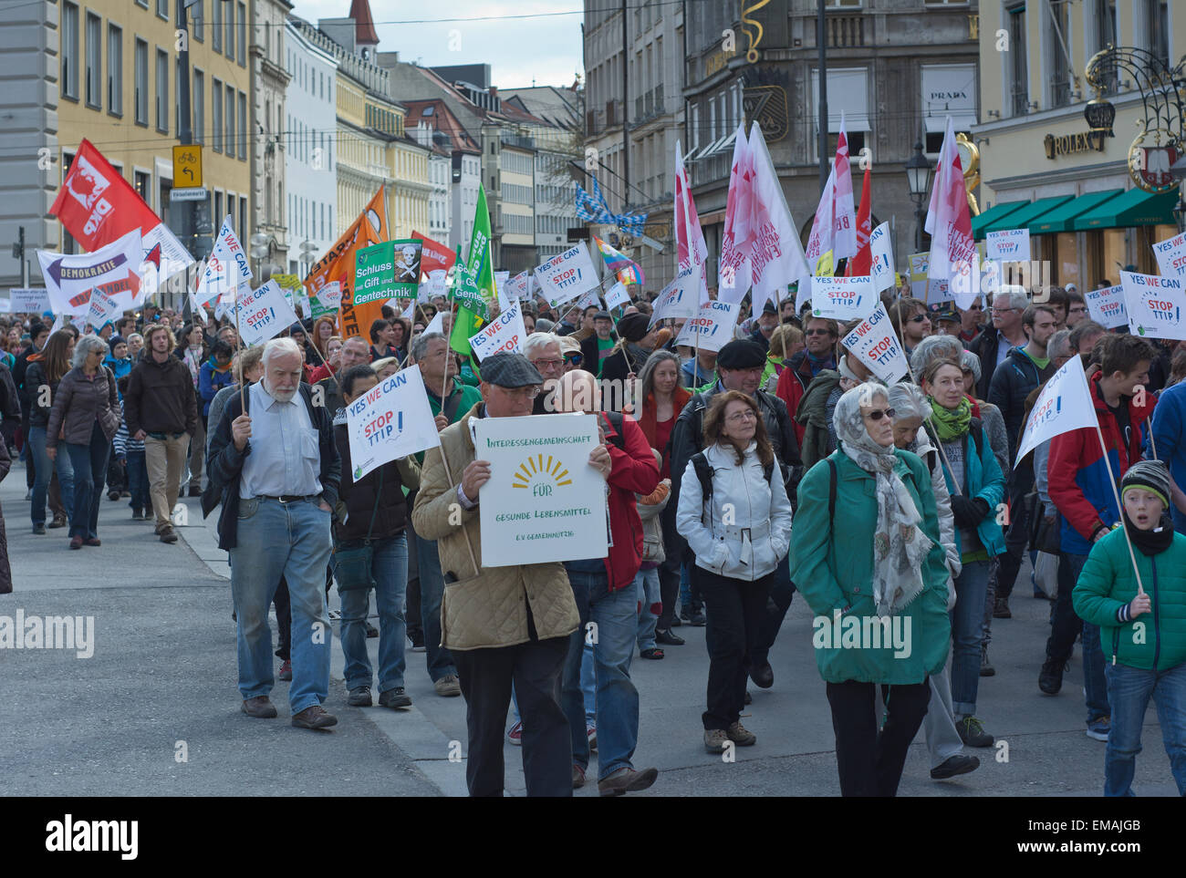 Monaco di Baviera, Germania - 18 Aprile 2015: manifestanti giro in vigore per protestare TTIP trattativa commerciale, gli scambi e gli investimenti transatlantici di partenariato, a Monaco di Baviera in Germania. Foto Stock