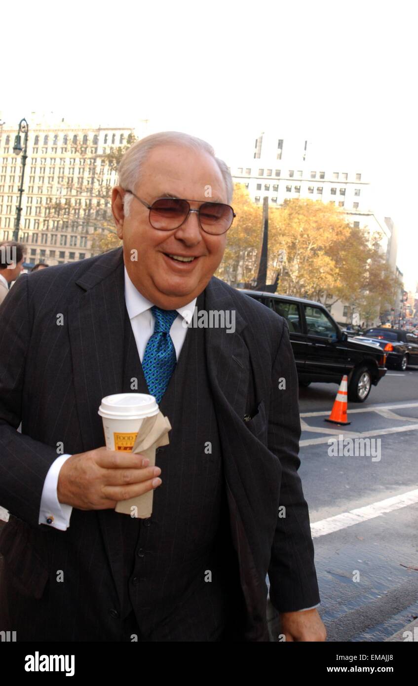 File. Xvii Apr, 2015. Immobiliare americano developer Alfred Taubman, che hanno cambiato il volto della vita suburbana da diffusione indoor centri commerciali per lo shopping, è morto all età di 91. A. Alfred Taubman, il suo primo nome fu Adolph, è nato il 31 gennaio 1924, nel Michigan a tedesco immigrati ebrei."Ho iniziato a lavorare quando avevo 9, ' ha detto a un intervistatore nel 2007. "Volevo fare un po' di soldi." Nella foto - nov. 28, 2001 - New York New York, Stati Uniti - A. Alfred Taubman arriva come ex presidente di Sotheby's holdings in prova per la fissazione del prezzo. © Globo foto/ZUMAPRESS.com/Alamy Live News Foto Stock