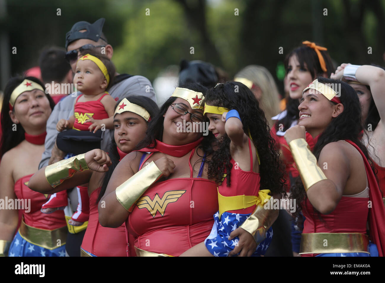 (150418) -- SAO PAULO, Aprile 18, 2015 (Xinhua) -- la gente a prendere parte a una DC Comics Super Hero World record evento in Sao Paulo, Brasile, il 18 aprile 2015. La manifestazione è un raduno di fan vestiti come i fumetti super eroi in diverse città di tutto il mondo in un tentativo di impostare un record mondiale. (Xinhua/Rahel Patrasso) (JG) Foto Stock