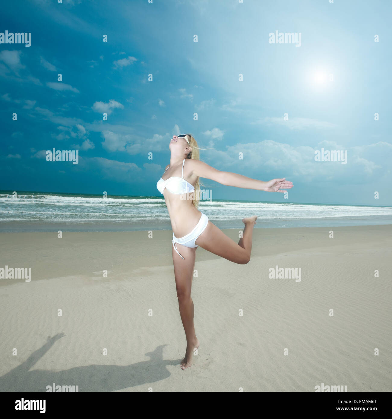 Giovane donna presso la spiaggia tropicale Foto Stock