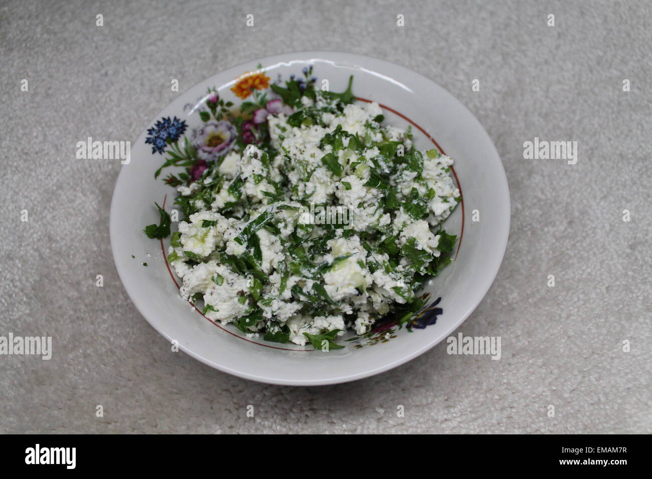 Stuzzicanti snack sani da latte cottage, verdure di prezzemolo e olio di oliva Foto Stock