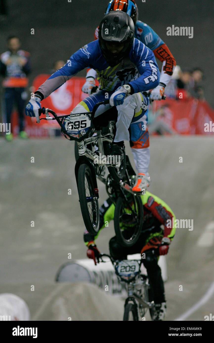 Manchester, Regno Unito. 18 Aprile, 2015. Molina Gonzalo (ARG) durante la womens manches di qualifica a BMX Supercross 2015 World Cup Round 1 a livello nazionale centro ciclistico davanti a 2015 BMX Supercross Round 1 a livello nazionale centro ciclistico Credito: Dan Cooke/Alamy Live News Foto Stock