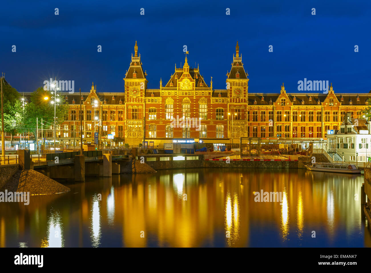 Notte Amsterdam canal e Centraal Station Foto Stock