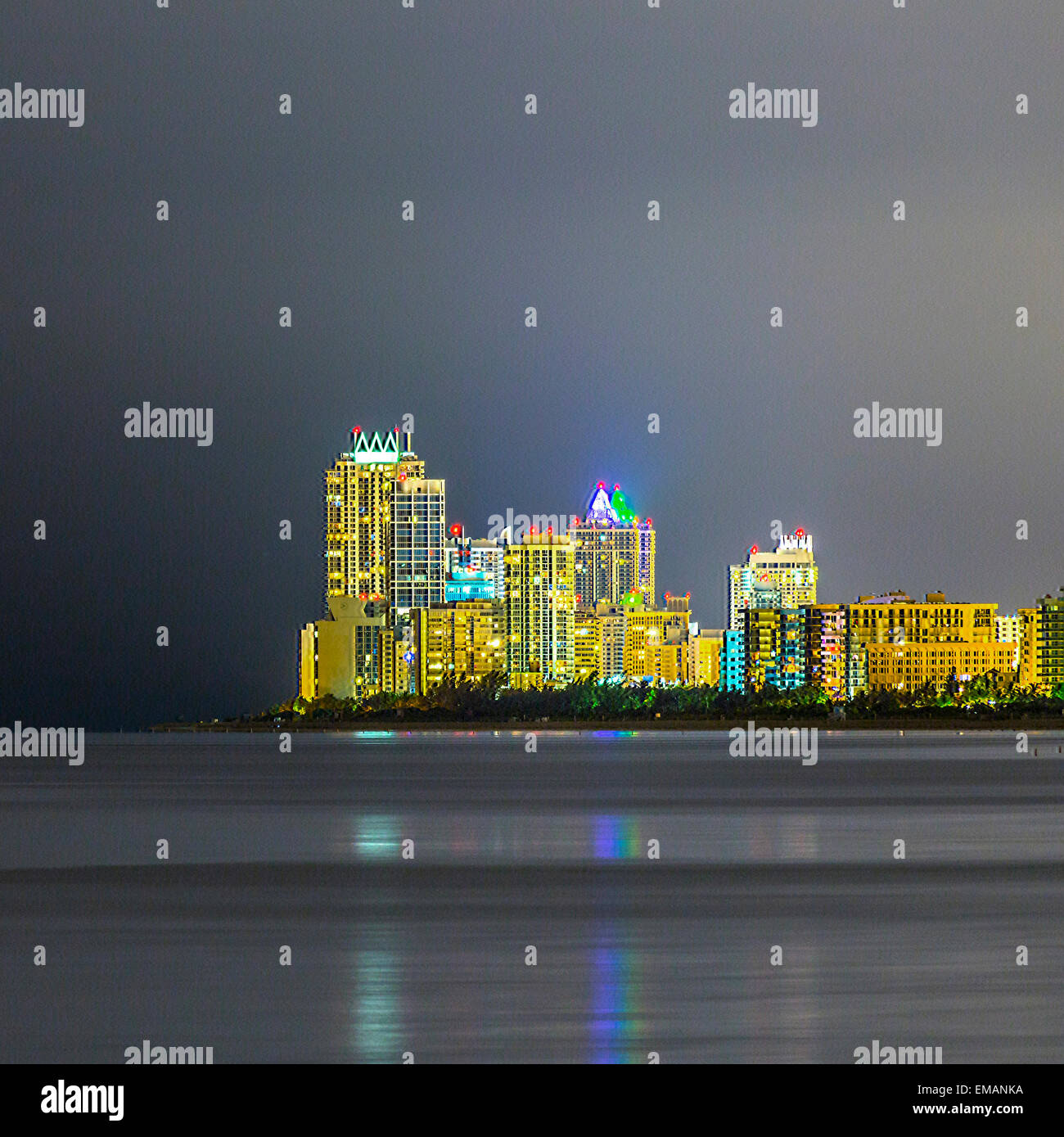 Skyline di Miami Sunny Isles di notte con riflessioni sull'oceano Foto Stock