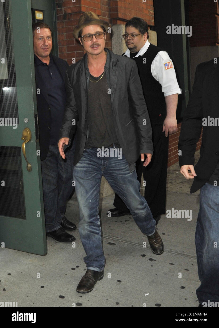 Brad Pitt fuori e circa nella città di New York indossando un cappello e  occhiali dotati di: Brad Pitt dove: Manhattan, New York, Stati Uniti  quando: 14 Ott 2014 Foto stock - Alamy