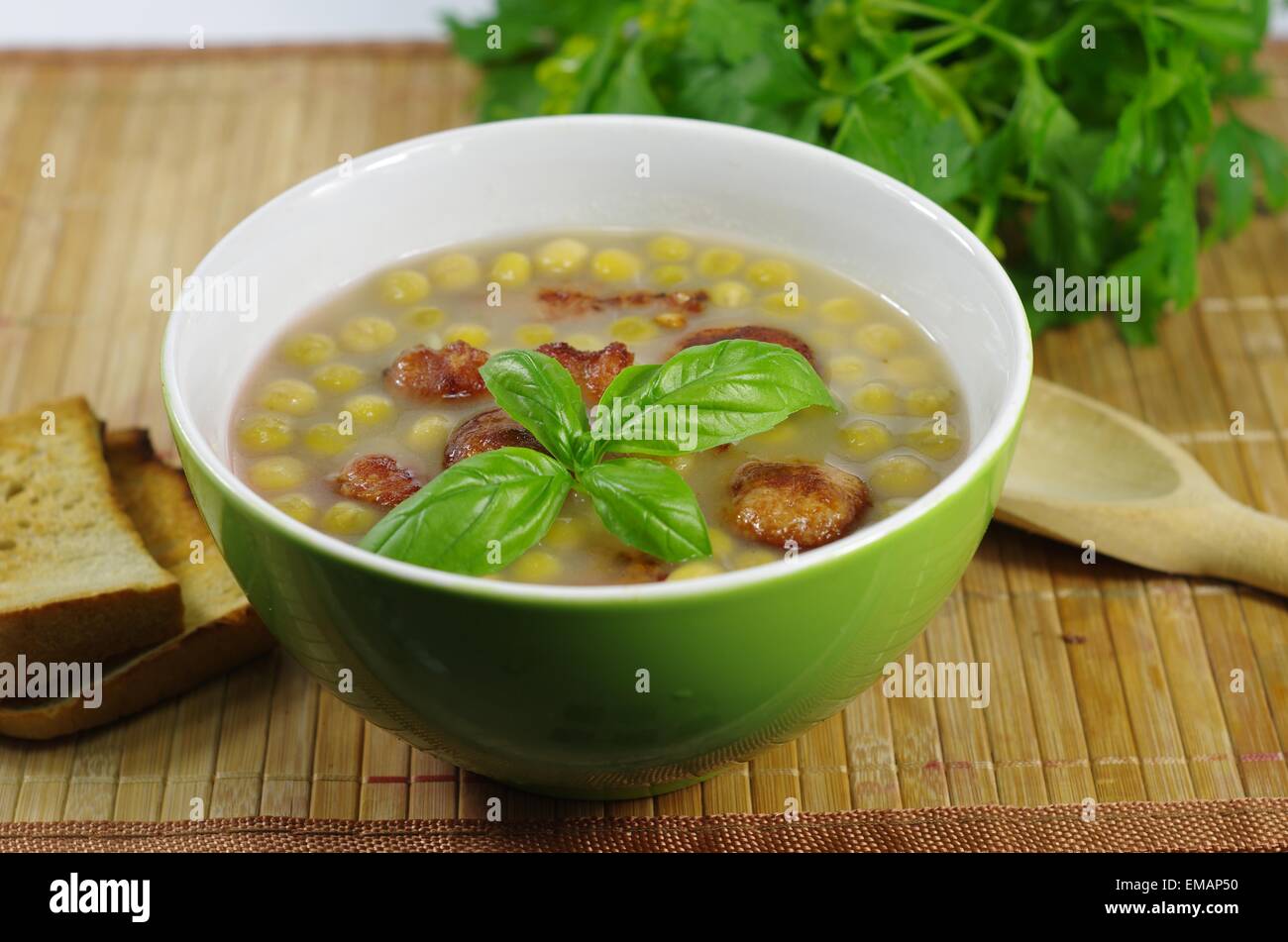 Gustosa zuppa di piselli con pancetta e salsicce Foto Stock